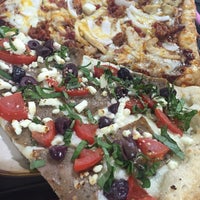6/20/2016 tarihinde Thuy D.ziyaretçi tarafından Denver Pizza Company'de çekilen fotoğraf