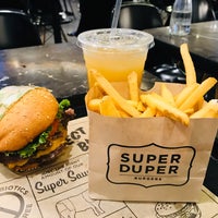 Photo taken at Super Duper Burger by Nazar B. on 12/6/2019