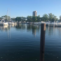 5/25/2018 tarihinde Tiffany J.ziyaretçi tarafından Brownies on the Lake'de çekilen fotoğraf