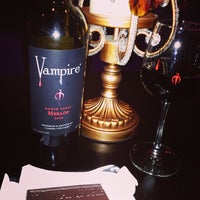 รูปภาพถ่ายที่ Vampire Lounge &amp;amp; Tasting Room โดย Laura F. เมื่อ 7/27/2013