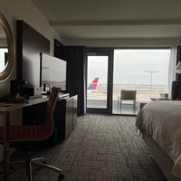Foto scattata a Renaissance Concourse Atlanta Airport Hotel da Jessica L. il 12/10/2022