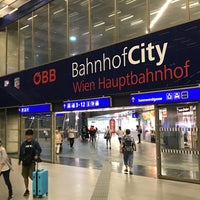 รูปภาพถ่ายที่ BahnhofCity Wien Hauptbahnhof โดย Martin O. เมื่อ 8/25/2018