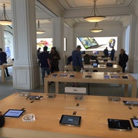 Photo taken at Apple Amsterdam by Martin O. on 7/27/2015