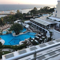Foto tirada no(a) Mediterranean Beach Hotel por Stanislav V. em 5/19/2019