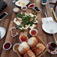 Das Foto wurde bei Limoon Café &amp;amp; Restaurant von Gülsüm K. am 9/26/2018 aufgenommen