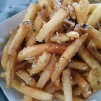 Photo taken at Grounders World Famous Garlic Fries by Arman P. on 7/13/2014