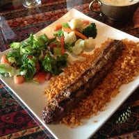 6/17/2014 tarihinde Niroj Kurdish Cuisineziyaretçi tarafından Niroj Kurdish Cuisine'de çekilen fotoğraf