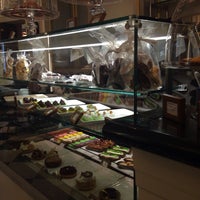 Foto tirada no(a) Café Vendome &amp;amp; Chocolate Boutique por Aida K. em 8/29/2014