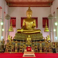 Photo taken at Wat Mahathat Yuwarajarangsarit Rajaworamahavihara by ittipatlee™ 李哲明 on 12/19/2021
