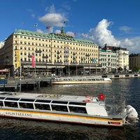 Foto diambil di Grand Hôtel Stockholm oleh John E. pada 9/25/2022