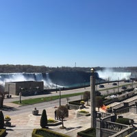 Das Foto wurde bei Niagara Falls Duty Free Shop von Phil M. am 4/23/2017 aufgenommen