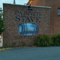 รูปภาพถ่ายที่ Painted Stave Distilling โดย Rebecca G. เมื่อ 11/25/2016