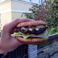 รูปภาพถ่ายที่ Dr. Burger โดย Šimon K. เมื่อ 8/3/2014