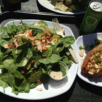 Das Foto wurde bei Greenspot Salad Company von Caro am 7/8/2013 aufgenommen