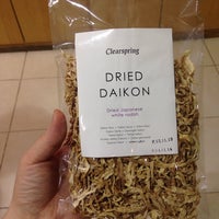 محل بقالة عضوية في الورود