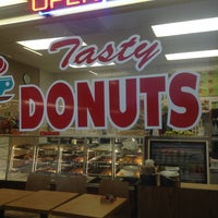 Photo taken at Tasty Donuts by LA-Kevin on 4/8/2015