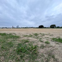 Photo taken at 多摩川ガス橋緑地野球場 by dicecaseatoe on 8/27/2022