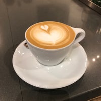 Foto tirada no(a) Early Bird Espresso &amp;amp; Brew Bar por Kael R. em 1/10/2017