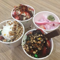 Photo taken at Yogurtland by Honggggg on 9/30/2016