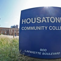 Foto tirada no(a) Housatonic Community College por Housatonic Community College em 5/27/2014