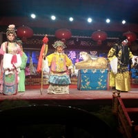Photo taken at Fu Rong Guo Cui (Sichuan Opera) by Jordi L. on 9/5/2013