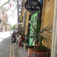 Das Foto wurde bei Luna Cafe Art Shop von Şerife Lal A. am 4/29/2017 aufgenommen