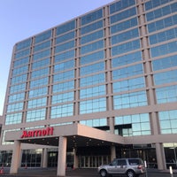 Foto diambil di Marriott Tulsa Hotel Southern Hills oleh Sean P. pada 1/8/2019