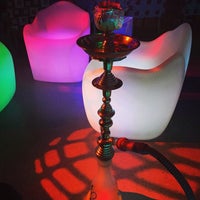 Das Foto wurde bei Puff Social Hookah &amp;amp; Cocktail Lounge von ع ـبدالعزيز . am 4/28/2017 aufgenommen