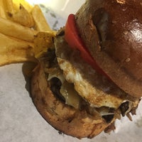 รูปภาพถ่ายที่ Burger Republic โดย Gaye&amp;amp;Efe A. เมื่อ 10/15/2017