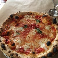 9/19/2017 tarihinde Drew T.ziyaretçi tarafından Bella Napoli Pizzeria'de çekilen fotoğraf