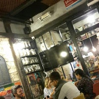 Das Foto wurde bei Cafe Noir Beşiktaş von Pınar P. am 10/19/2017 aufgenommen
