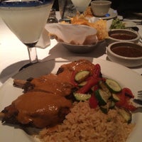 Foto diambil di Cantina Laredo oleh Kimberly C. pada 5/6/2015