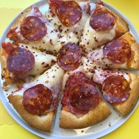 Foto scattata a Mother Dough Pizza da Scott Kleinberg il 4/13/2019