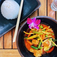 Photo taken at Papaya Thai Cuisine by Justine A. on 9/12/2022