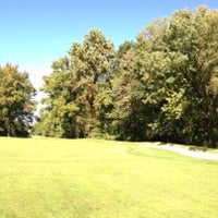 รูปภาพถ่ายที่ South Shore Golf Course โดย John H. เมื่อ 10/13/2012
