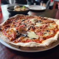 Foto diambil di BEVO Bar + Pizzeria oleh BKbybike N. pada 11/21/2022
