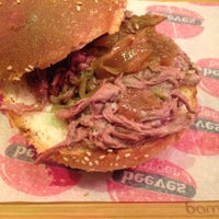 Foto scattata a Beeves Burger da Rumet S. il 12/13/2014
