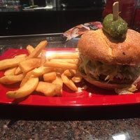Photo taken at Red Robin Gourmet Burgers and Brews by Warren R. on 9/9/2017