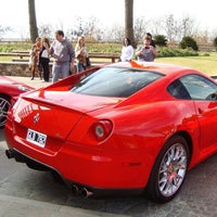 Das Foto wurde bei Ferrari/Maserati Auto Gallery Woodland Hills von Roberto B. am 9/30/2014 aufgenommen