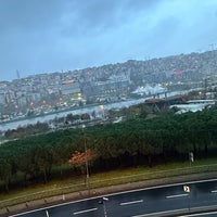 รูปภาพถ่ายที่ Mövenpick Hotel Istanbul Golden Horn โดย Şeyma Erdem เมื่อ 12/16/2023