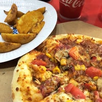 Photo taken at Domino&amp;#39;s Pizza by Yüsra G. on 9/15/2018