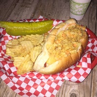 Das Foto wurde bei Simon&amp;#39;s Hot Dogs von Melissa V. am 3/18/2015 aufgenommen