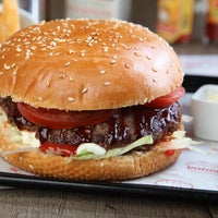 5/28/2014 tarihinde Institut za burger, prase i gulašziyaretçi tarafından Institut za burger, prase i gulaš'de çekilen fotoğraf
