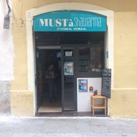 Photo taken at Mustà Shawarma by Xavi C. on 8/29/2017
