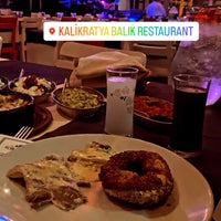 รูปภาพถ่ายที่ Kalikratya Balık Restaurant โดย Melis P. เมื่อ 5/16/2023
