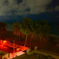 Снимок сделан в Courtyard by Marriott Isla Verde Beach Resort пользователем Bebo G. 8/18/2021
