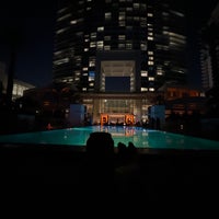 รูปภาพถ่ายที่ Pool at the Diplomat Beach Resort Hollywood, Curio Collection by Hilton โดย Bebo G. เมื่อ 9/3/2022