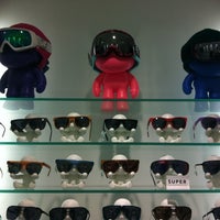 Das Foto wurde bei Three Monkeys Eyewear von Minji S. am 5/3/2012 aufgenommen