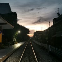 Photo taken at สถานีรถไฟตลาดพลู (Talat Phlu) SRT5003 by Prapat C. on 6/25/2022