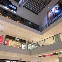 รูปภาพถ่ายที่ Oberoi Mall โดย Kushal S. เมื่อ 1/17/2022